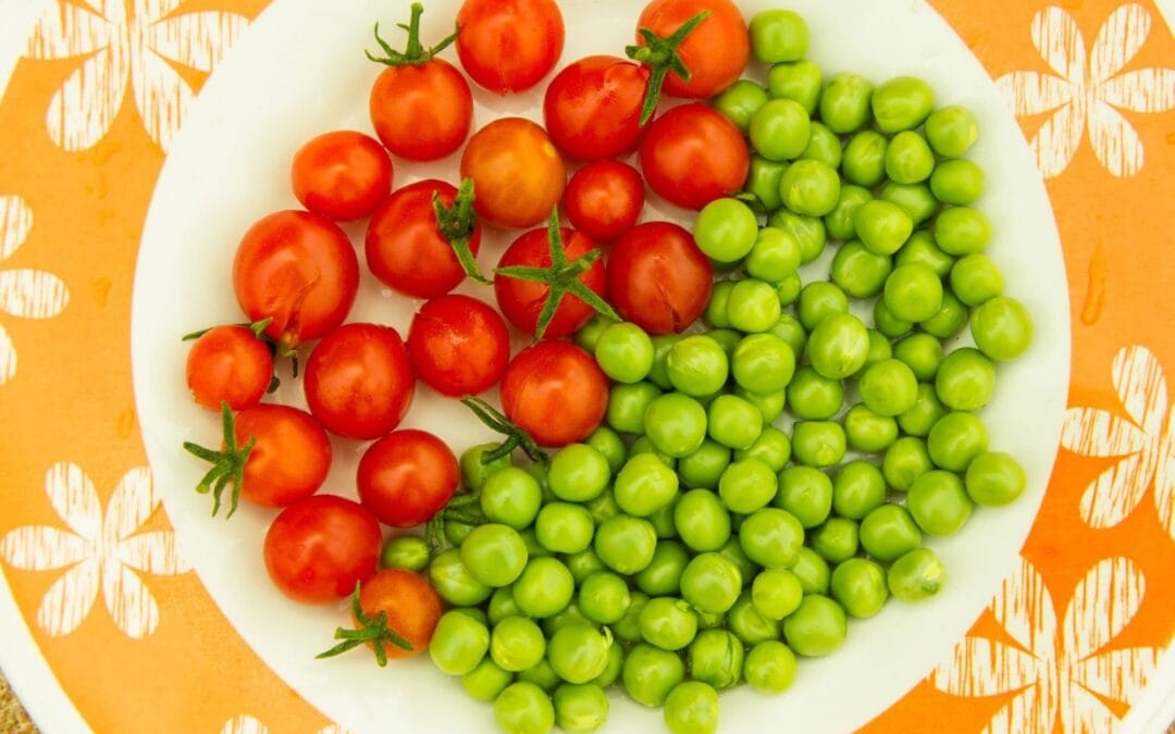 Kleurrijke doperwten salade
