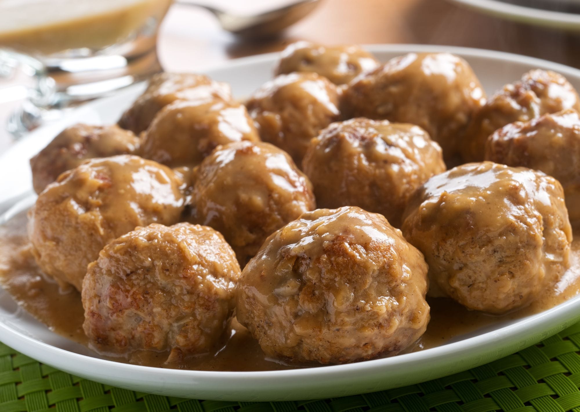 Bietensalade met rolmops 6 Recept Keukentijgers - Foto van de balletjes in jus anders